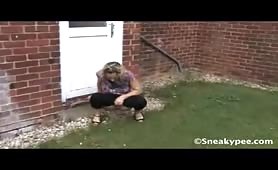 Hot milf peeing behind a building