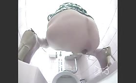 Japanese girl shitting and pissing on toilet