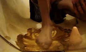 Man smearing shit on his legs in bathtub
