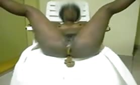 Black ghetto chick taking a shit