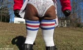 Ebony babe shits in her panties outdoor