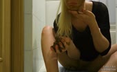 She smears shit on amazing body
