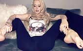 Sexy blonde model pees in her tight jeans 