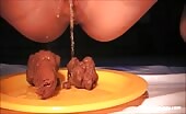 Lady with shaved pussy pooping on the yellow plate 